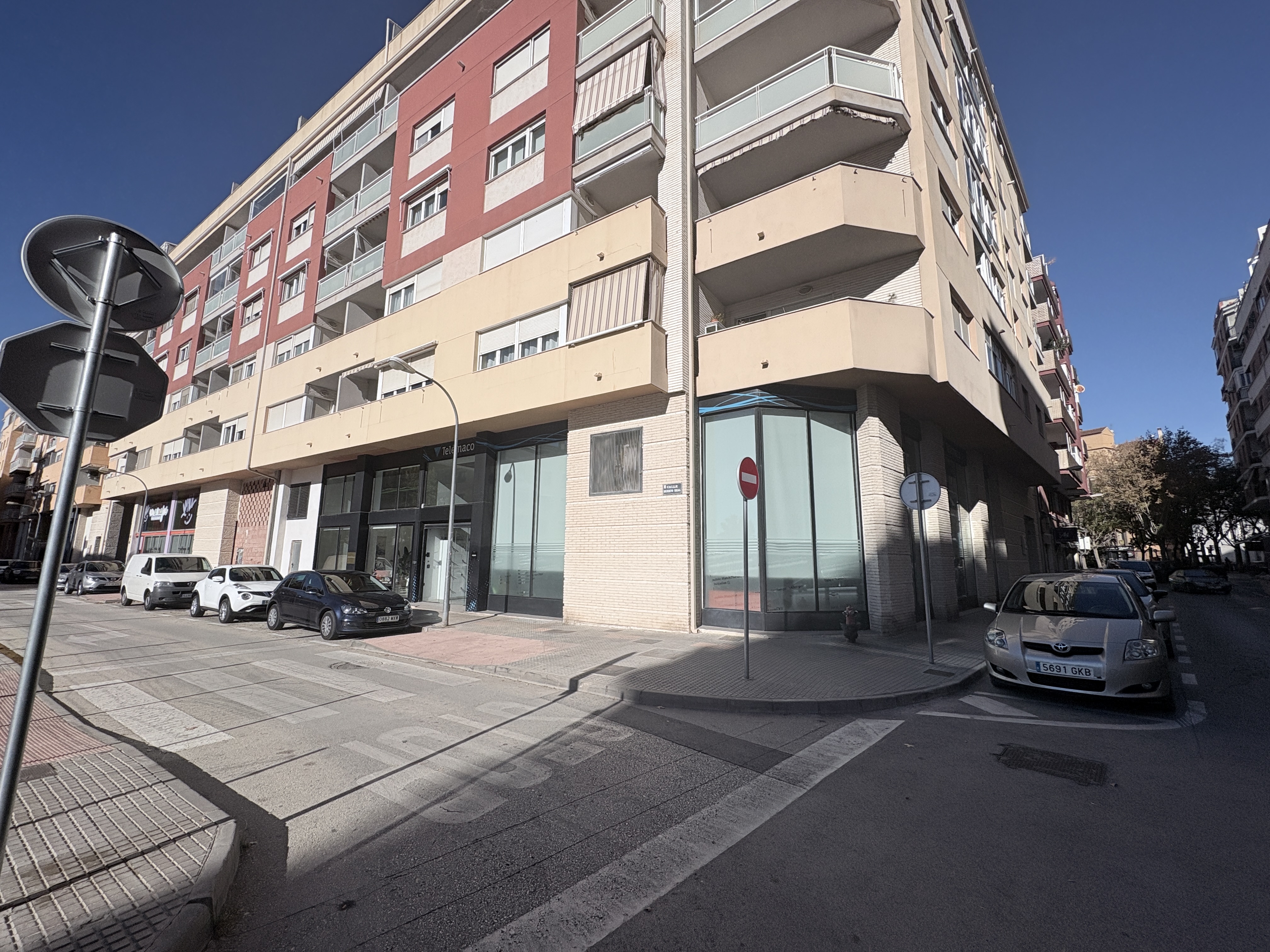 Fachada de esquina de la oficina Huerto Real 5C